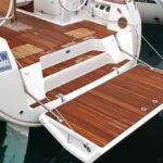 PLAYA DE POPA La plataforma de popa es robusta y amplia, dispone de agarraderos laterales y soporte para la escalera de baño.