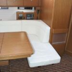 MÁS CONFORT Y ESPACIO El sofá de popa se despliega formando una cómoda tumbona. Al lado se aprovecha la superficie del mamparo para un útil revistero.