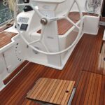 GOBERNAR CON COMODIDAD Los reposapiés inclinados plegables del plan de la bañera son un magnífico apoyo gobernando de pie