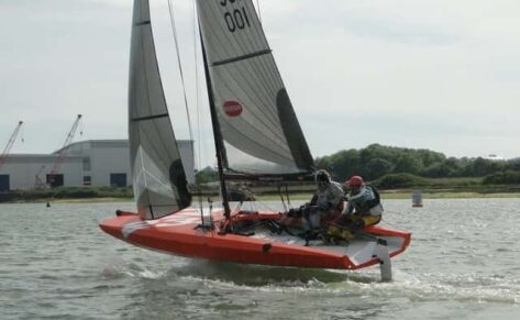 Quant23, con foils retráctiles y quilla