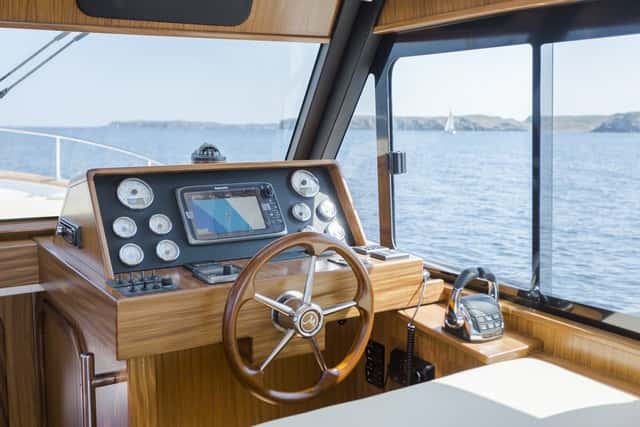 La consola de gobierno está perfectamente equipada, y mantiene el aire tradicional con una rueda de timón clásica.