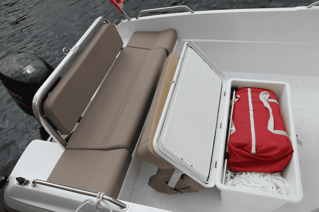 Bajo el asiento del piloto también hay un gran volumen para estiba.