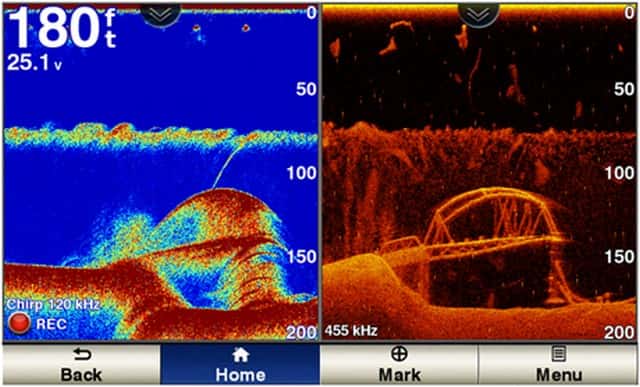Esta captura de pantalla permite visualizar las diferencias en el tratamiento de los ecos de un puente sumergido, en la visión clásica a la izquierda y DownVü a la derecha (imagen Garmin).