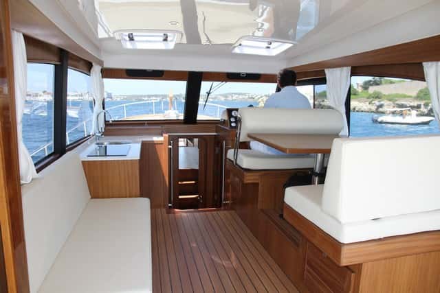 Luz natural y amplitud en los espacios son denominador común en el salón, que queda en total comunicación con la bañera.