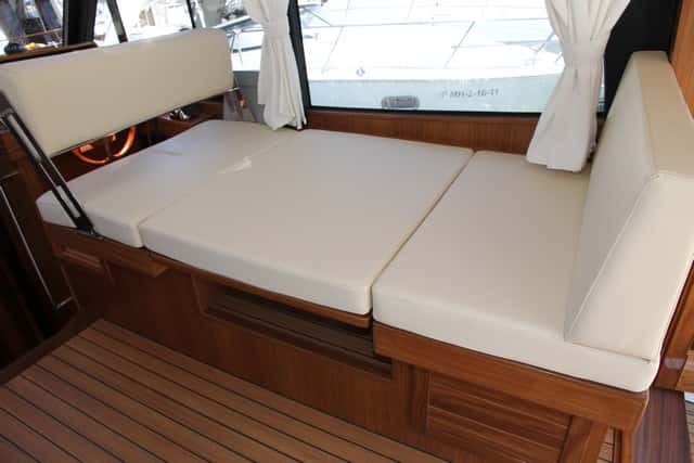 La dinete a estribor se transforma fácilmente en una litera doble. Aprovecha el respaldo reversible del puesto de gobierno.