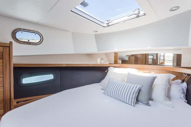 La cabina de proa cuenta con lo necesario: cajones, ropero, escotilla cenital, estantes y, sobre todo, gran altura.