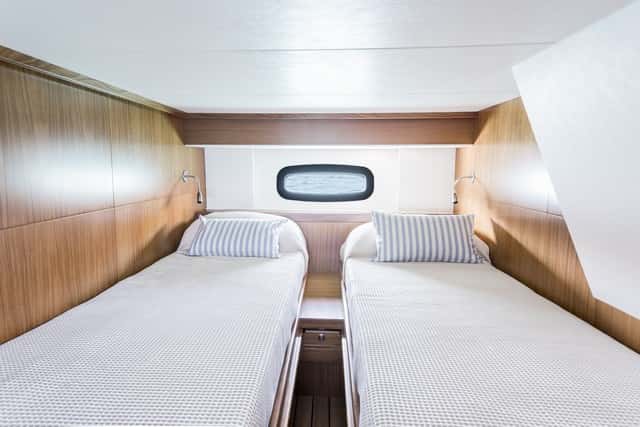 A media eslora, transversalmente se ha ubicado la segunda cabina, sorprendente pro su volumen y amplitud.