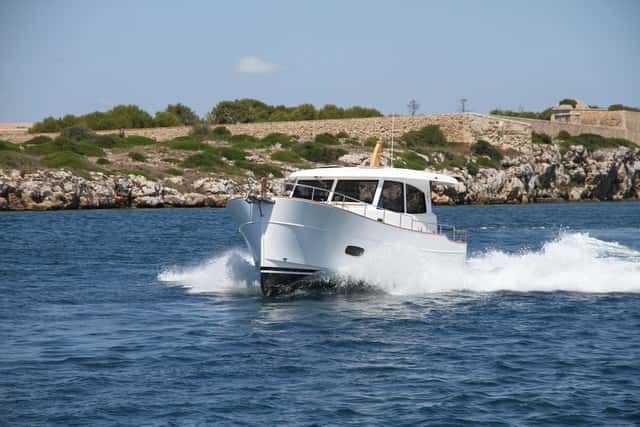 La personalidad de este modelo resalta por la proa elevada, con roda vertical, capaz de afrontar la peor mar.