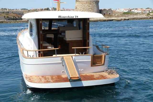 La plataforma de baño es una pieza clave en este barco: acceso directo, ducha, escala y soporte para el anexo.