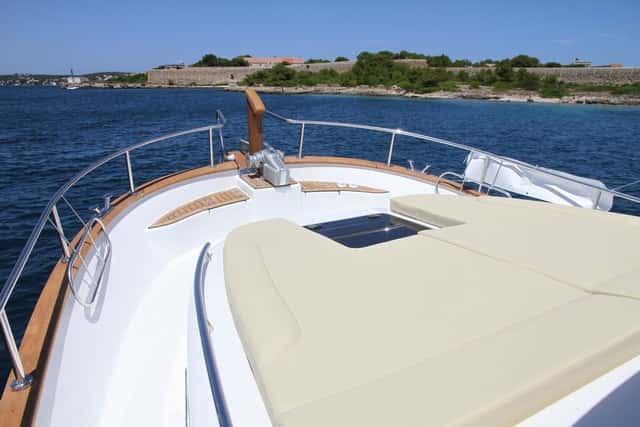 La cubierta de proa queda aprovechada por una gran colchoneta de solárium.