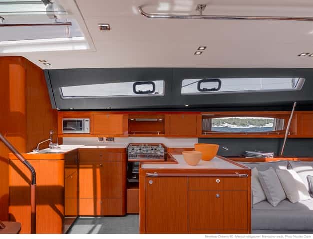 OCEANIS 60 cocina 5. OCEANIS 60_3212