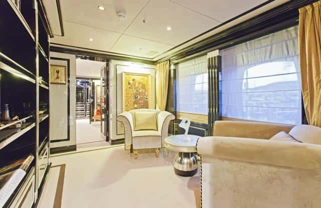 La biblioteca da acceso a la suite del armador.