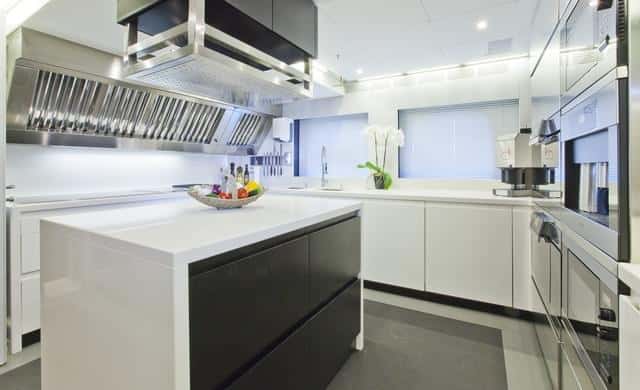 Una cocina profesional en la banda de babor permite elaborar los platos más sofisticados.