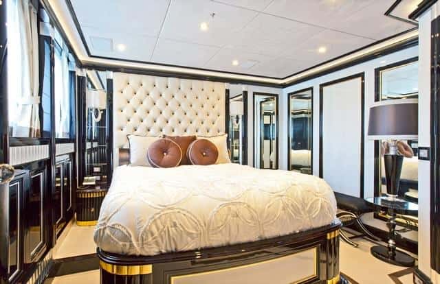 Las camas estás adornadas con almohadones y cojines ricamente elaborados.