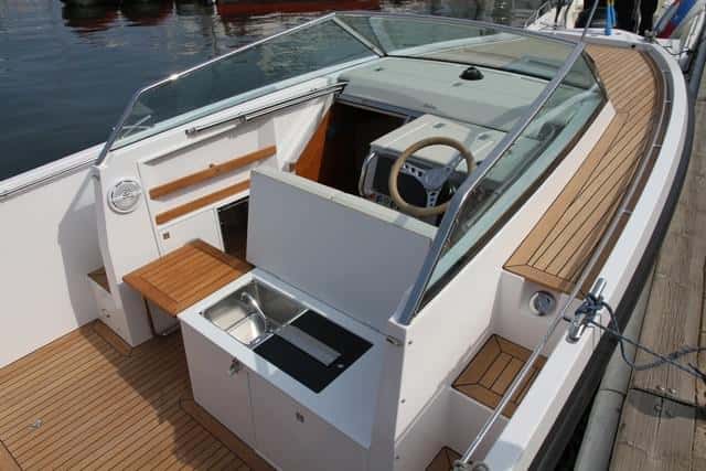 La parte central de la bañera queda ocupada por un espacio protegido con el mueble de servicio y el puesto de gobierno.