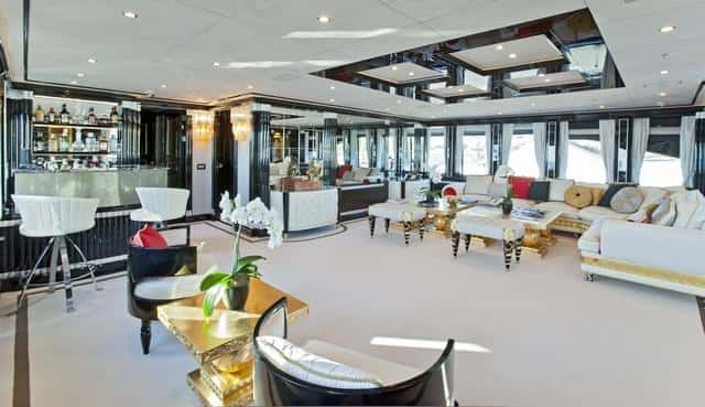 En el salón de la cubierta superior se encuentra un bar, un suntuoso sofá rinconero y un área de conversación más privada con sillones individuales.