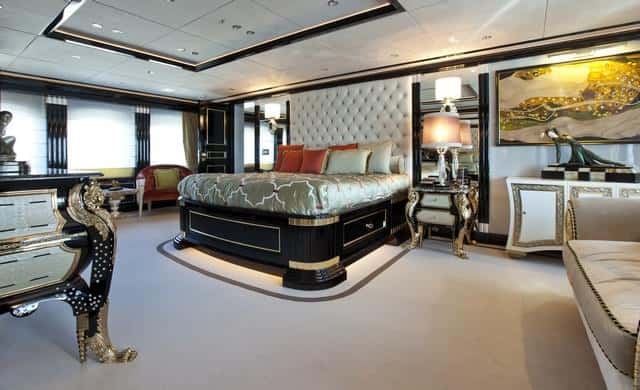 La suite del propietario ocupa toda la manga y se abre al exterior mediante grandes ventanales.