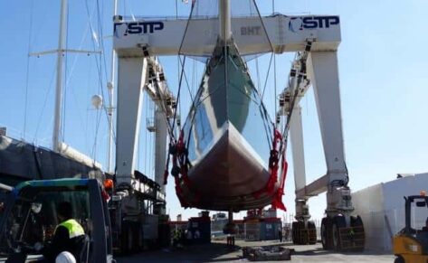 Vídeo de la izada del Hetairos en STP Shipyard Palma, la mayor realizada hasta ahora en Baleares