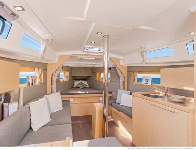 Tendencias náuticas La tendencia es hacia cascos con arista viva en popa, arco targa, doble timonería y doble pala y configuración vélica con foques pequeños autovirantes y gennaquer o código 0 sustituyendo a los espinnaquers.