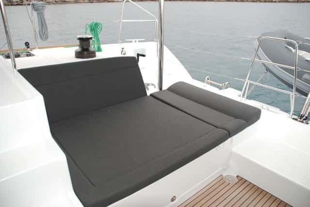 La banqueta de estribor de la bañera brinda una excepcional superficie de relax.