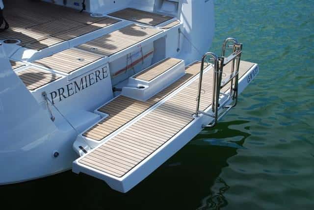 Las plataformas de popa se hacen maximizan dando lugar a verdaderas playas destinadas al baño.