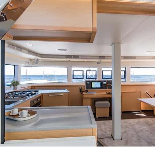 La cocina cambia sustancialmente. En el 52 S (izquierda) se suprime el módulo central que se incorpora oblicuamente al conjunto.