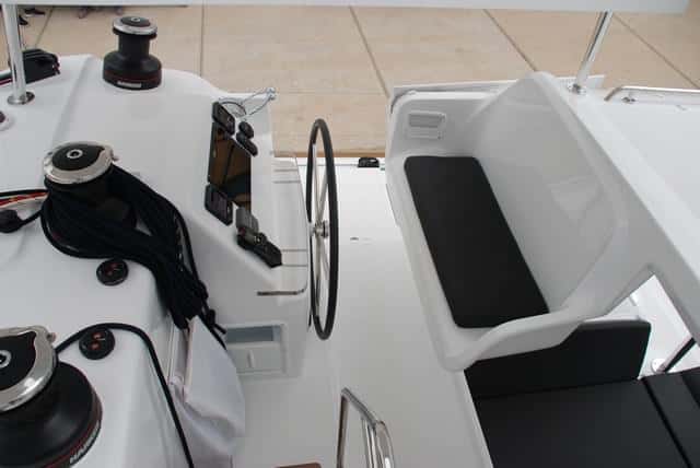 Asiento doble integrado. Toda la maniobra se concentra en el piano del puesto de gobierno. Una barandilla deslizante da más seguridad en navegación.