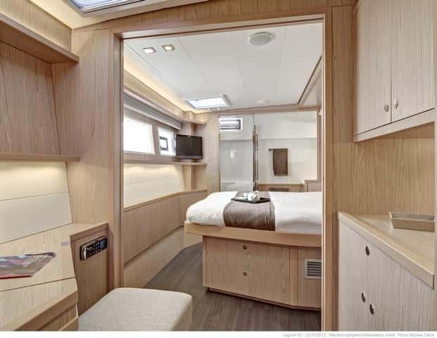 Los interiores y la distribución no varían respecto a la versión con flybridge. Mesa de cartas central, cabinas con camas dobles exentas y acceso a la cabina de popa del casco de babor desde la bañera.