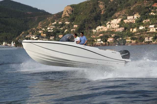 La 755 Open disfruta de la misma carena que la Sundeck, y las prestaciones con un Verado 250 Pro son prácticamente las mismas.