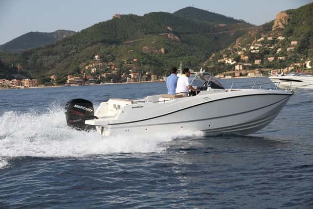 Quicksilver Activ 755 Sundeck y Open