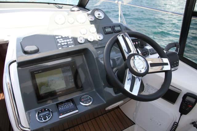 El panel se ha dispuesto a dos niveles, con todos los mandos en la banda de estribor. Todo bien pensado.