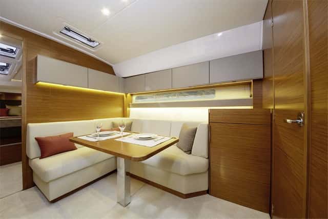 El espacio principal de la cabina respeta unas dimensiones adecuadas para este crucero. La dinete se complementa con un mueble suplementario y un asiento individual. En la versión de dos cabinas la dinete es mayor al no tener la puesta de la cabina de estribor.