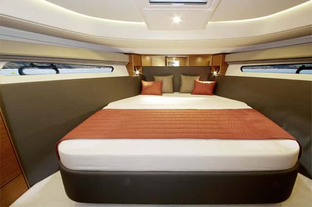 La cabina de proa cuenta con dos armarios roperos y espacios para estiba. La luz es total gracias a las escotillas cenitales y los ventanales de las amuras.