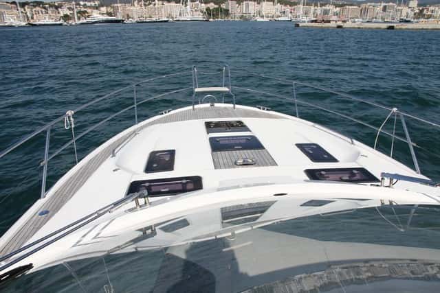 La cubierta de proa se destina a tres colchonetas de solárium.