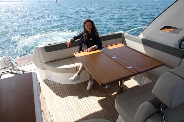 El salón de la bañera disfruta de una mesa de doble ala, de teca, con una buena base de inox.