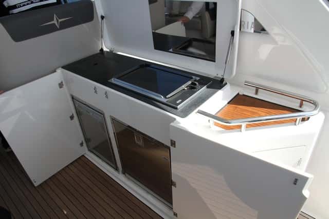 El mueble de servicio de la bañera es, equipado, una segunda cocina en el exterior.