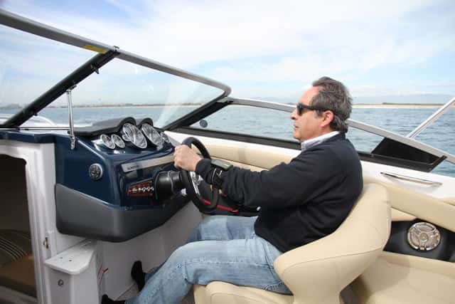 El puesto de gobierno está perfectamente adaptado a una lancha deportiva. Es cómodo, con buena visibilidad y con el asiento ajustable.