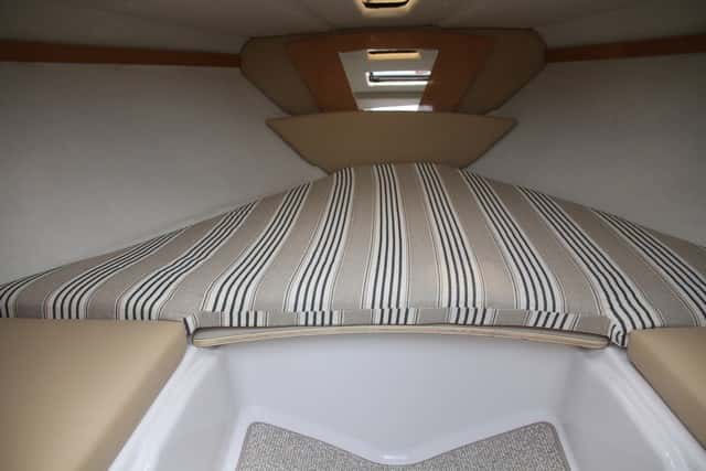 La cabina es correcta, con una litera doble y cofres debajo. Puede adoptar un inodoro químico.