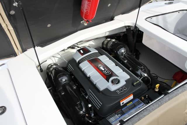 El Mercury MerCruiser de 300 Hp es una potencia idónea para resaltar las prestaciones de esta lancha, que supera los 43 nudos con el gas a fondo.