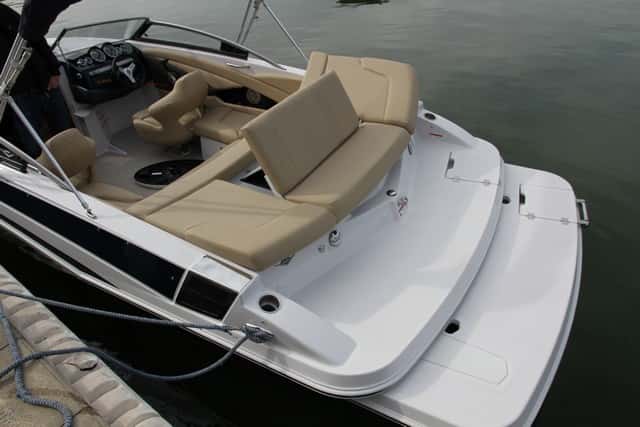 El estilo americano en este tipo de embarcaciones aprovecha bien la zona de popa, son solárium, plataforma de baño y ducha, esta opcional.