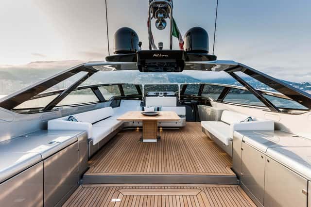 Sobria y elegante, la espaciosa bañera permite disfrutar del aire libre realmente protegidos. E babor, un módulo integrado oculta la entrada a la zona de tripulación.