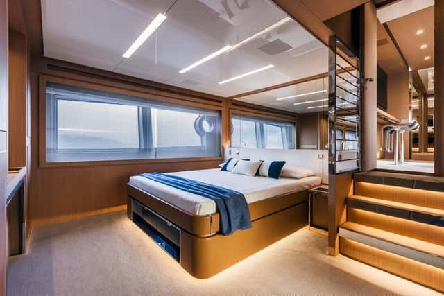 La cabina del armador ocupa toda la manga y destaca por la luminosidad y el cuidado diseño.