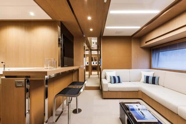 El salón interior bajo cubierta es luminoso y dispone de cocina y barra de desayuno.