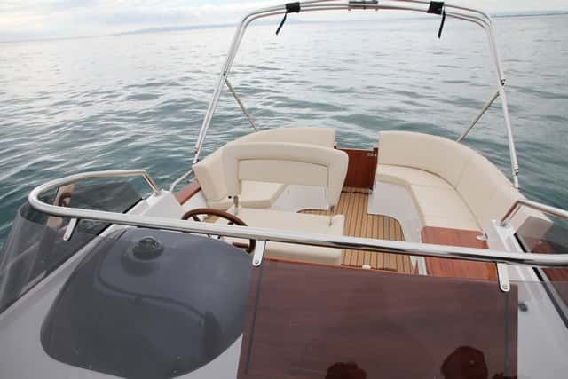 La arquillada para la toldina es un elemento esencial en un barco abierto como esta G27.
