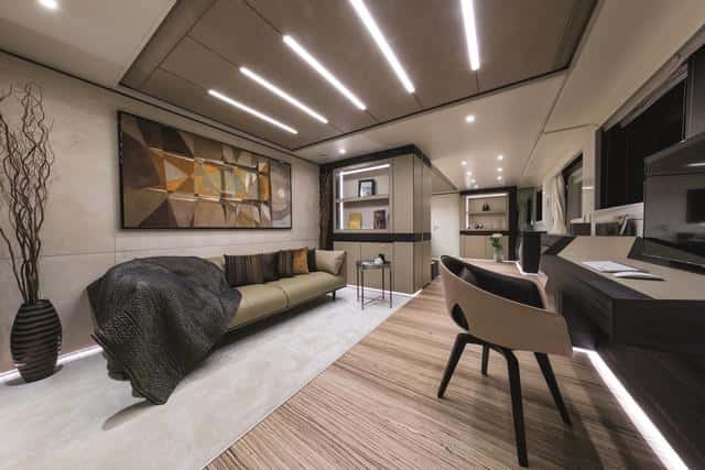 El despacho-biblioteca del armador recorre toda la banda de estribor antes de acceder al dormitorio