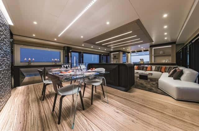 El estilismo del salón principal, como el de todo el barco, destaca por la combinación de zebrano, wengué y aluminio especialmente tratado.