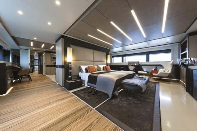 La suite del armador ocupa toda la parte de proa de la cubierta principal.