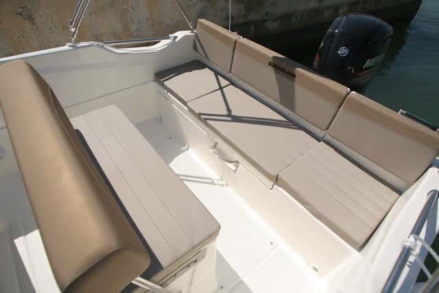 El asiento del patrón de la 505 se puede orientar a popa.