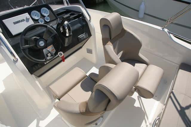 El patrón y el acompañante de la 555 disponen de sendos asientos giratorios y con el fondo regulable en dos posiciones.