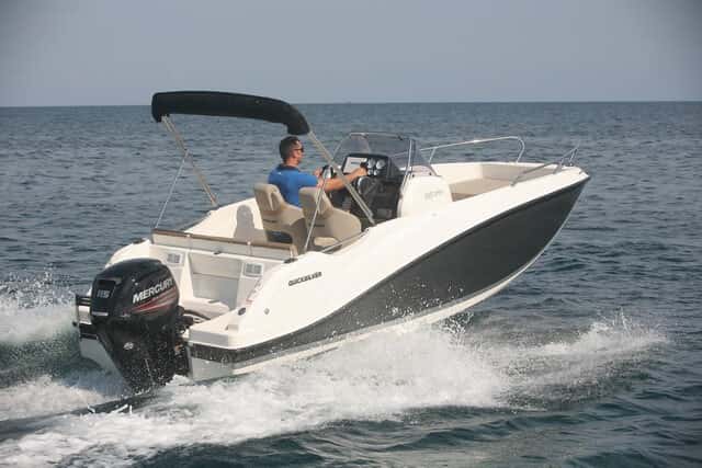 La Quicksilver Activ 555 Open se mostró confortable en navegación. El color gris del casco es opcional.